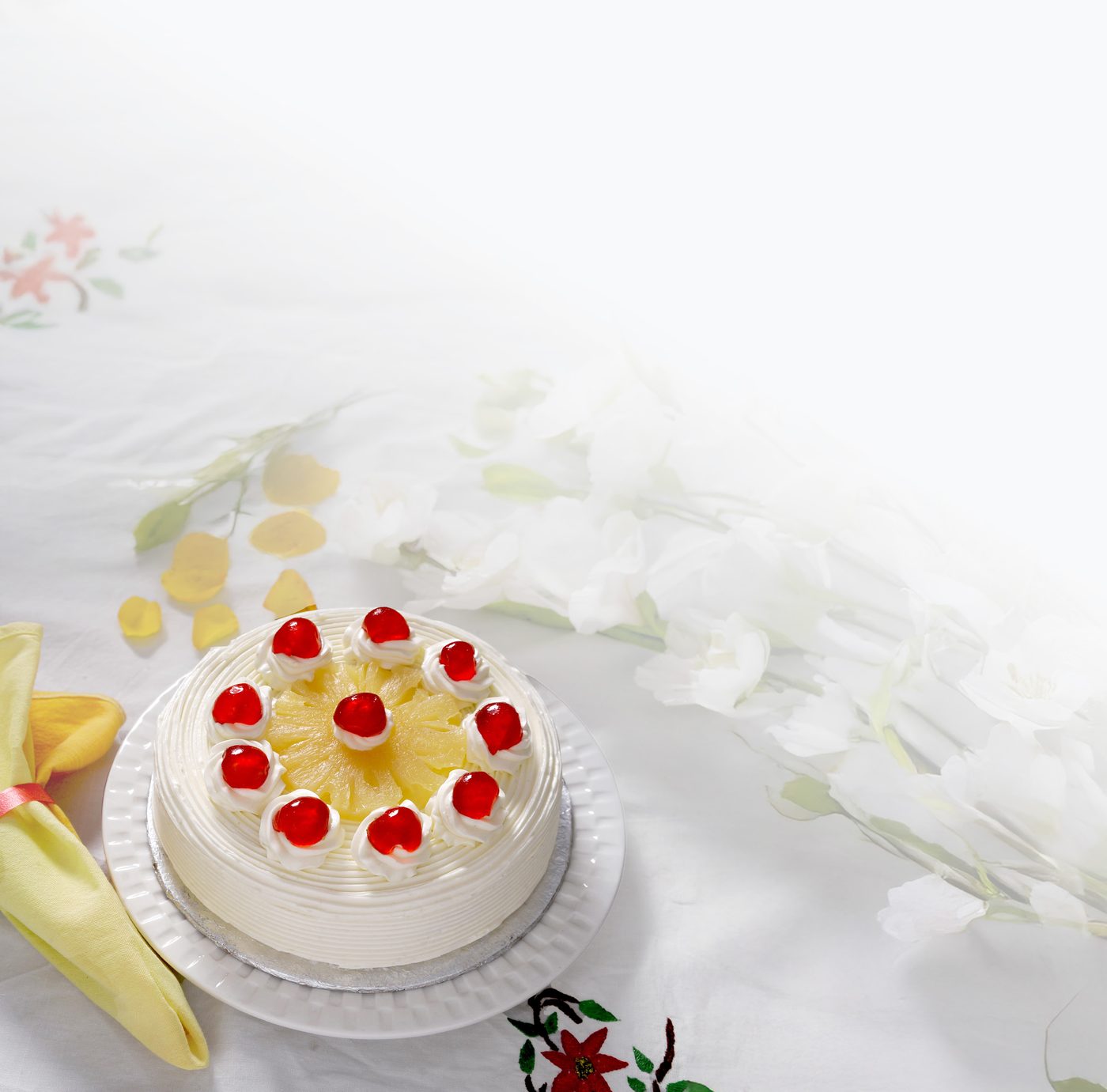 Cream cake with fresh strawberries